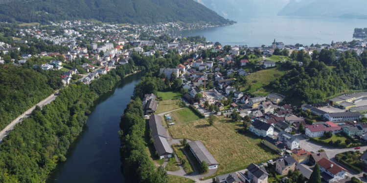 Badegäste und Wassersportler retten in Gmunden leblose Frau (81) aus der Traun