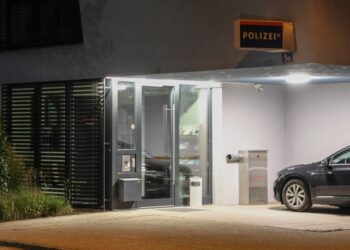 Autofahrerin krachte gegen Hauswand und flüchtete mit Taxi