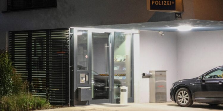 Autofahrerin krachte gegen Hauswand und flüchtete mit Taxi