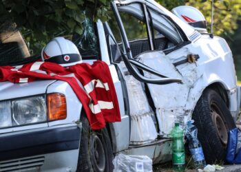 Autolenker (30) erlag nach schwerem Verkehrsunfall bei Pilsbach im Krankenhaus seinen Verletzungen