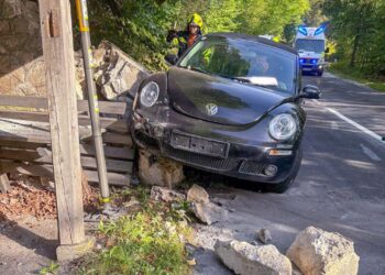 Cabrio kracht in Gedenkstätte am Attersee