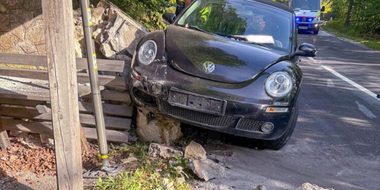 Cabrio kracht in Gedenkstätte am Attersee