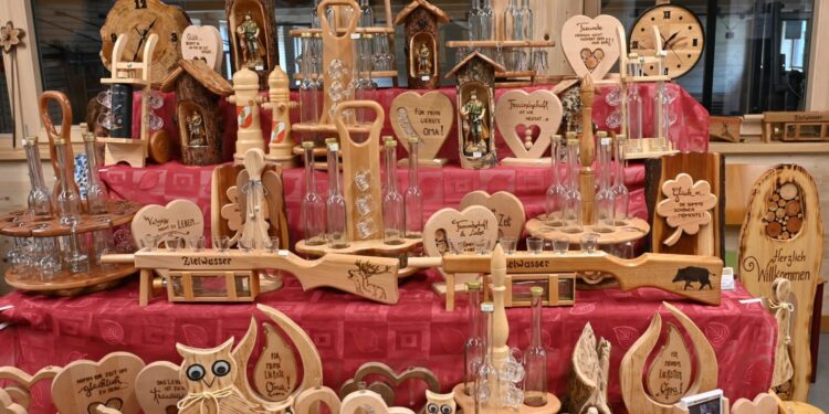 Holzmarkt begeistert Besucher – Traunkirchen zeigt das Handwerk
