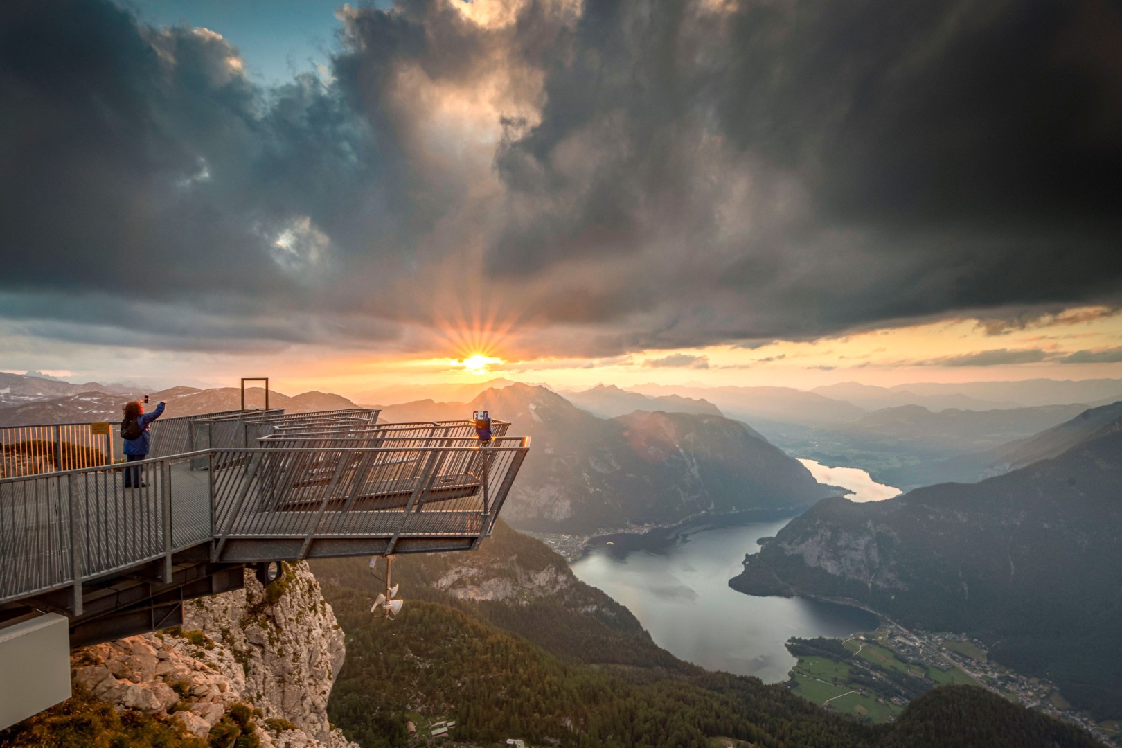 Beim-Obertrauner-Bergerlebnis-Sonnenuntergangsfahrt-mit-Vollmond-am-Krippenstein-