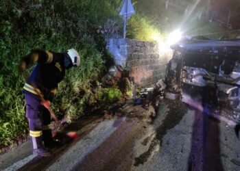 Pkw überschlägt sich in Bad Ischl – Lenker kann sich selbst befreien