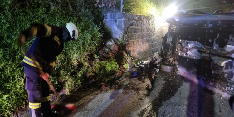 Pkw überschlägt sich in Bad Ischl – Lenker kann sich selbst befreien