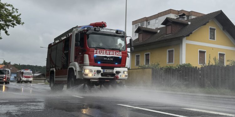 Asche sorgt für Verkehrsbehinderung auf der B144