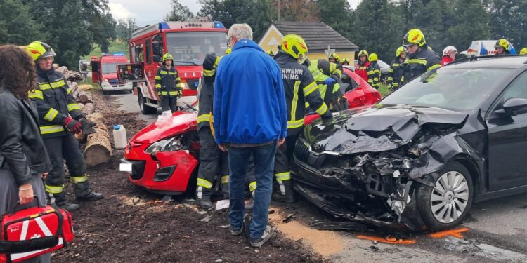 Vier Verletzte bei Kreuzungsunfall in Winkl