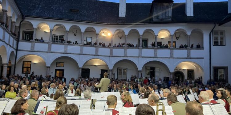„Highlands & Heimatklang“ – Schlosskonzert der Werkskapelle Laufen Gmunden-Engelhof am 20. August