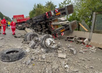 Schwerer LKW-Unfall auf der A1 bei Mondsee – Bagger von Anhänger gestürzt