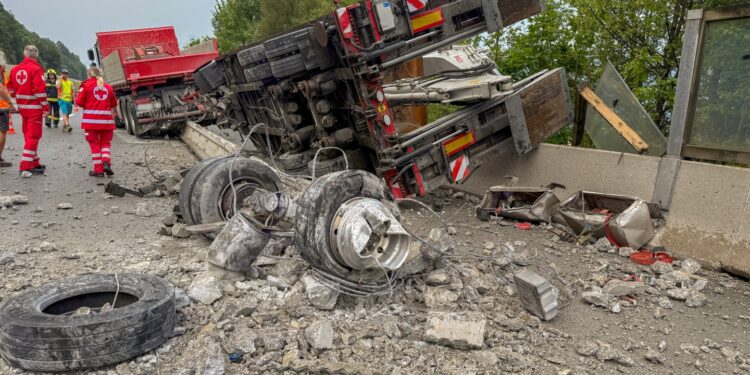 Schwerer LKW-Unfall auf der A1 bei Mondsee – Bagger von Anhänger gestürzt