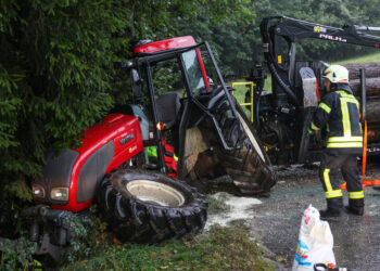 Schwerer Traktorunfall: Traktor mitsamt Holzrückewagen in Kirchham gegen Waldrand geprallt