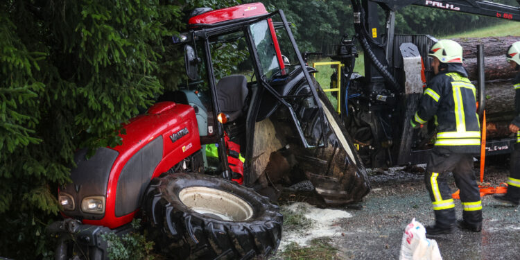 Schwerer Traktorunfall: Traktor mitsamt Holzrückewagen in Kirchham gegen Waldrand geprallt