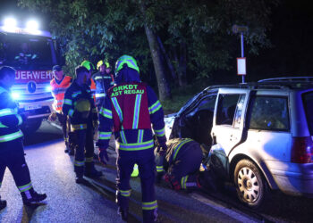 Mit Auto gegen Baum gekracht