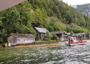 Sportruderboot auf dem Hallstätter See in Seenot