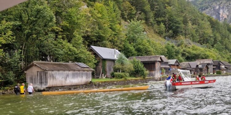 Sportruderboot auf dem Hallstätter See in Seenot