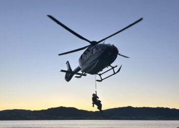 Straßenschuhe am Klettersteig: Polizeihubschrauber rettet zwei Männer vom Traunstein