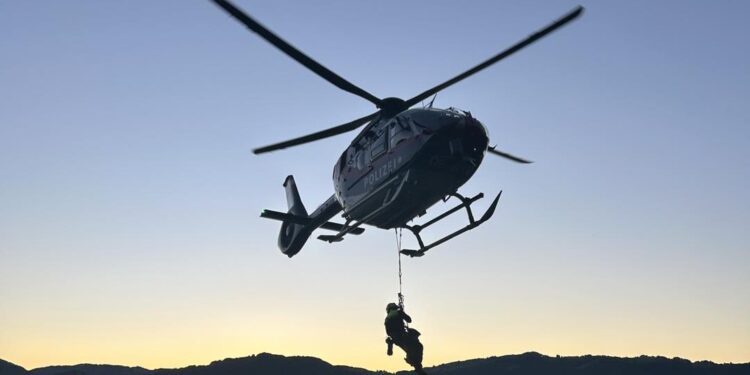 Straßenschuhe am Klettersteig: Polizeihubschrauber rettet zwei Männer vom Traunstein