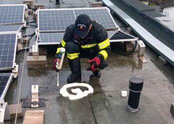 Unentdeckter Glimmbrand im Dachbereich einer Volksschule führte zu Wassereintritt