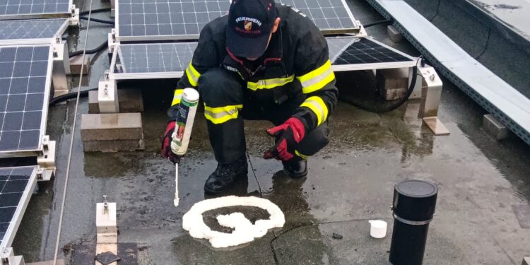 Unentdeckter Glimmbrand im Dachbereich einer Volksschule führte zu Wassereintritt