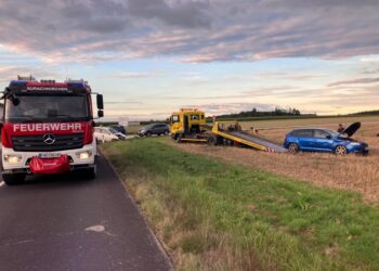 Auto nach heftigem Kreuzungscrash bei Ohlsdorf im Stoppelfeld gelandet