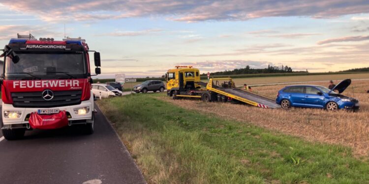 Auto nach heftigem Kreuzungscrash bei Ohlsdorf im Stoppelfeld gelandet