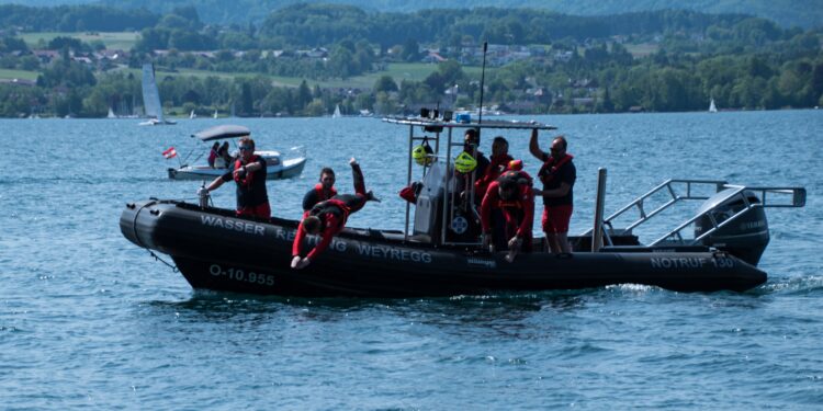 Personenrettung aus dem Attersee