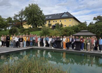 Frau in der Wirtschaft Gmunden besucht Buddhistisches Zentrum Rangjung Yeshe Gomde