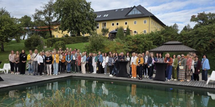 Frau in der Wirtschaft Gmunden besucht Buddhistisches Zentrum Rangjung Yeshe Gomde