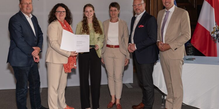 Spitzenleistung im digitalen Zeitalter: Marlene Gstöttner, Schülerin der Business School Vöcklabruck, dominiert beim digi.check-Wettbewerb 2025