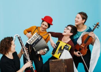 Reimen, Spielen, Staunen: Kinderkonzert ‚Klapperlaplapp’ lädt zum bunten Sprachexperiment ins OKH