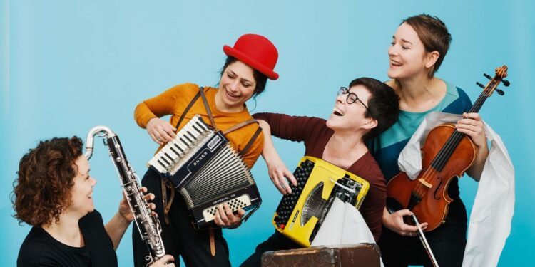 Reimen, Spielen, Staunen: Kinderkonzert ‚Klapperlaplapp’ lädt zum bunten Sprachexperiment ins OKH