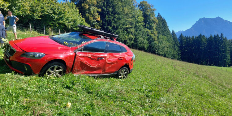 Fahrzeugabsturz am Gmundnerberg – Spektakuläre Bergung forderte Einsatzkräfte