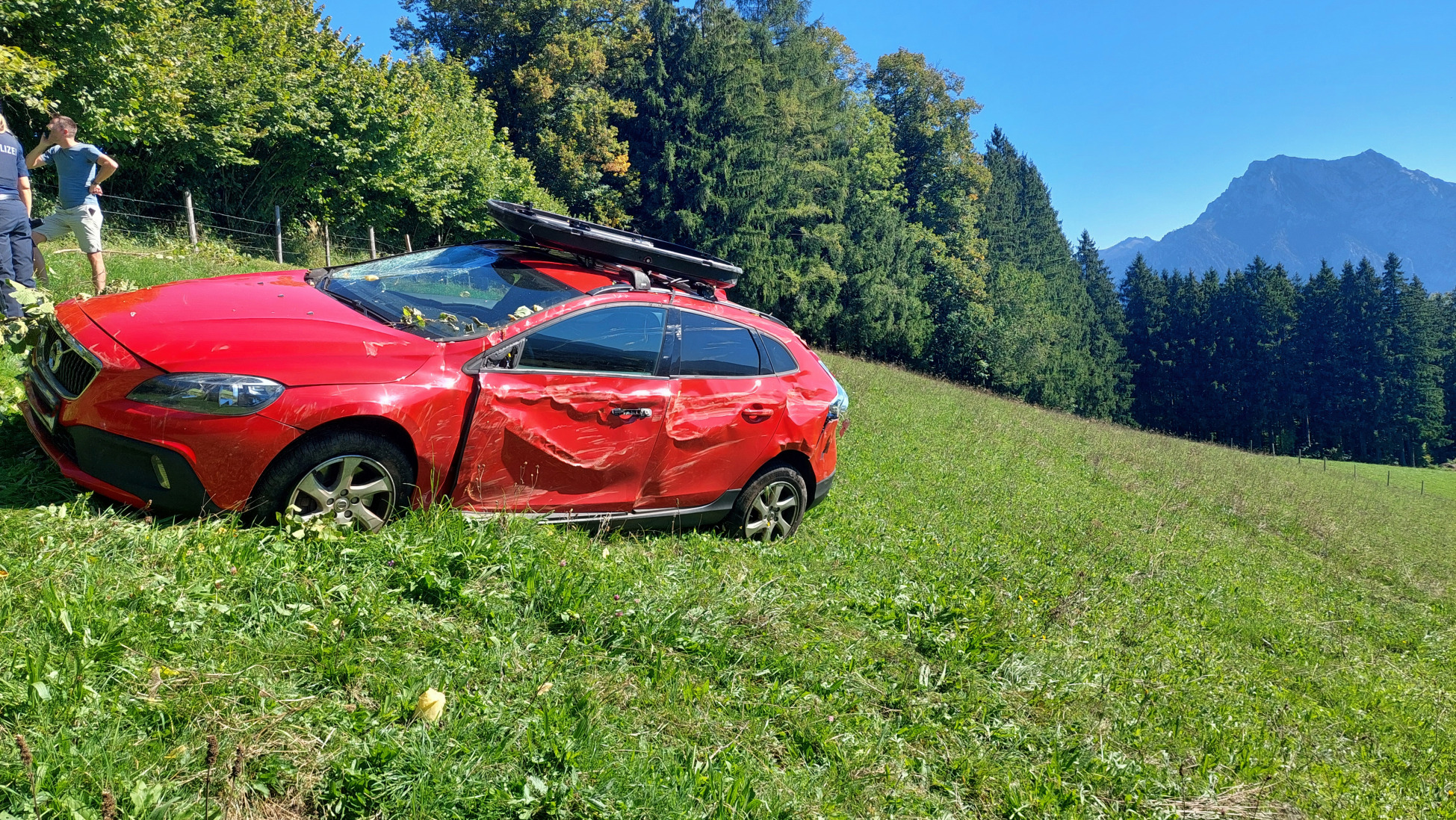 Fahrzeugabsturz-am-Gmundnerberg-Spektakul-re-Bergung-forderte-Einsatzkr-fte