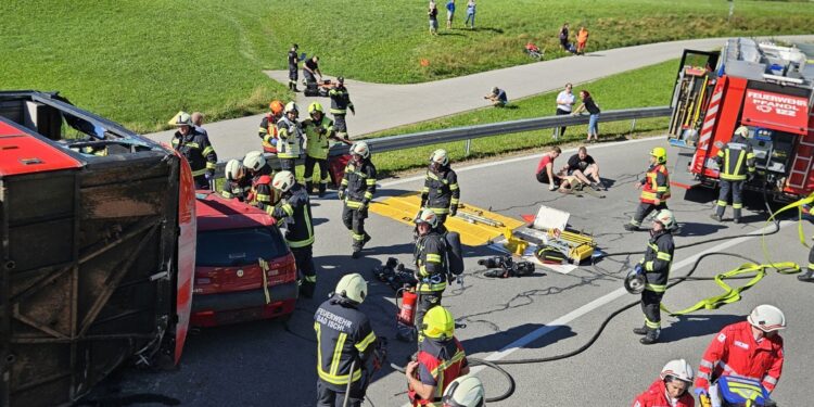 Busunfall mit 30 Verletzten in Bad Ischl – Herbstübung der Ischler Feuerwehren