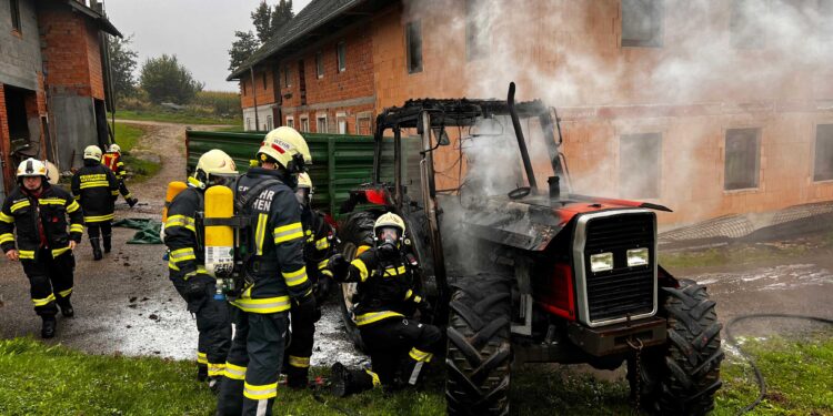 Traktor in Vollbrand