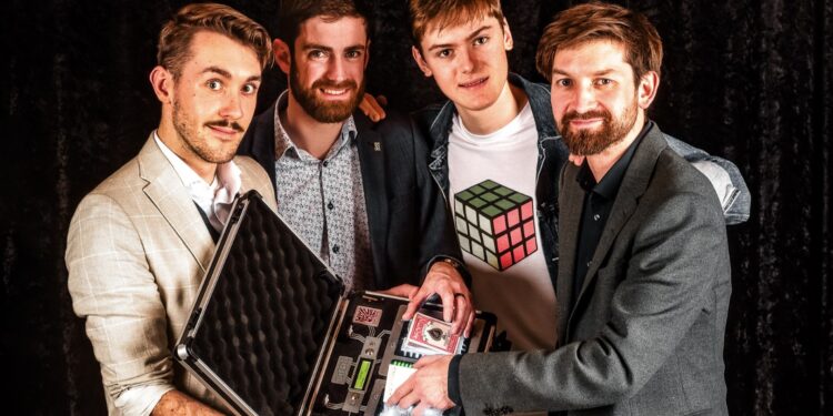 Quattro for Magie: Vier Zauberkünstler des Magischen Zirkels Passau gastieren im OKH Vöcklabruck.