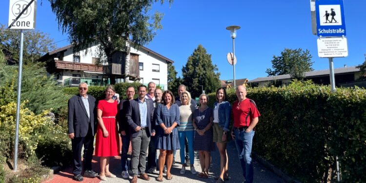 Mehr Sicherheit für Kinder: Schulstraße in Neukirchen bei Altmünster eingerichtet