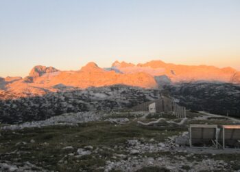 Rucksack packen, Wanderschuhe schnüren, los gehts: Zwölferkogel-Bergmesse und Sonnenaufgangsfahrt auf den Krippenstein!
