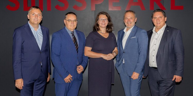 Mehr als 220 Unternehmerinnen und Unternehmer bei Swisspearl