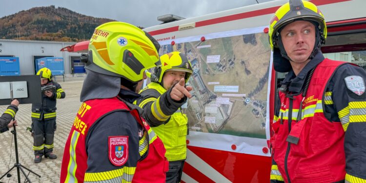 Oberwang: Abschnittsübung im Gewerbegebiet mit 221 Einsatzkräften