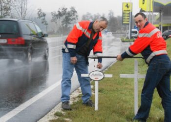 Sie mahnen jährlich – „Die weißen Kreuze des ARBÖ“ am Straßenrand