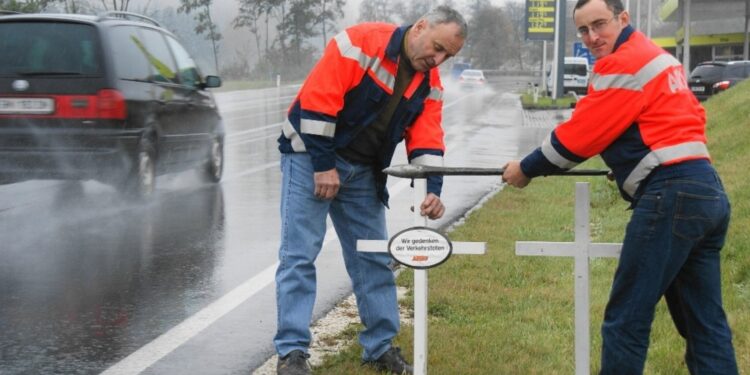 Sie mahnen jährlich – „Die weißen Kreuze des ARBÖ“ am Straßenrand