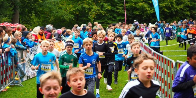 Tolle Leistungen bei 33. Crosscountry-Bezirksschulmeisterschaft auf Schloss Traunsee