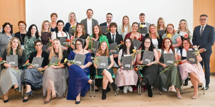 Verstärkung für Pflege: 20 neue PflegefachassistentInnen in Vöcklabruck