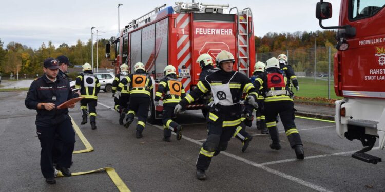 Laakirchner Feuerwehren glänzen bei Prüfung