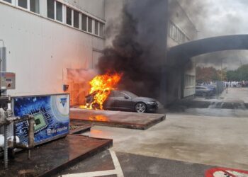 Fahrzeugbrand auf Firmengelände