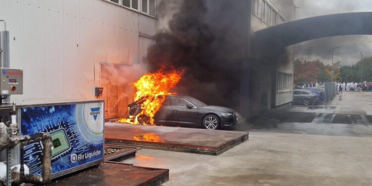 Fahrzeugbrand auf Firmengelände