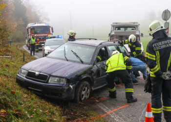 PKW-Lenker bei Verkehrsunfall in Gschwandt verletzt