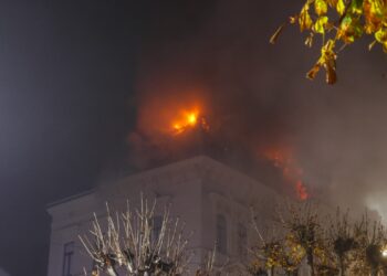 Großeinsatz bei nächtlichem Dachstuhlbrand in Gmunden